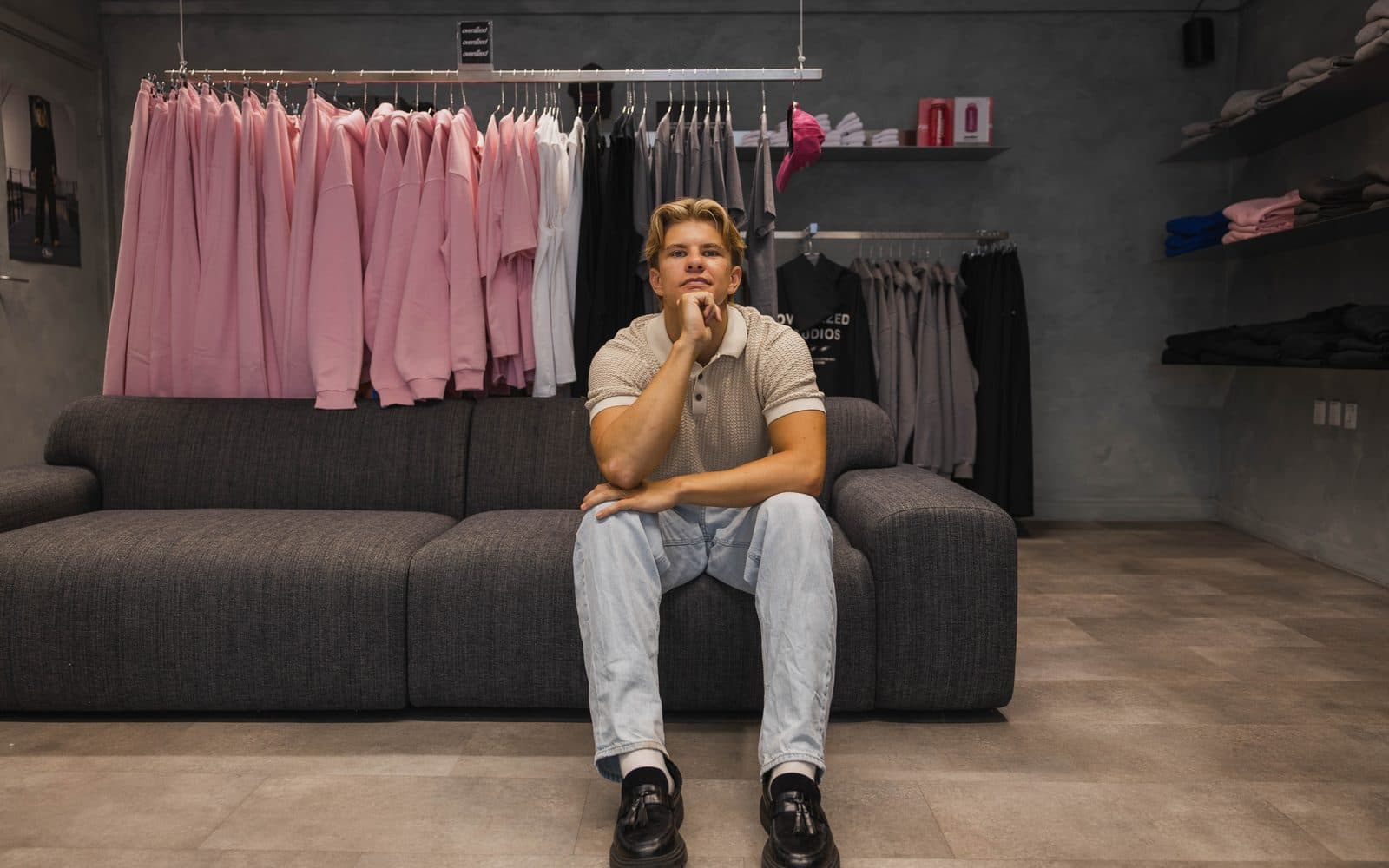 Elias Boisen Bonde sidder på en sofa med hovedet hvilende i hånden