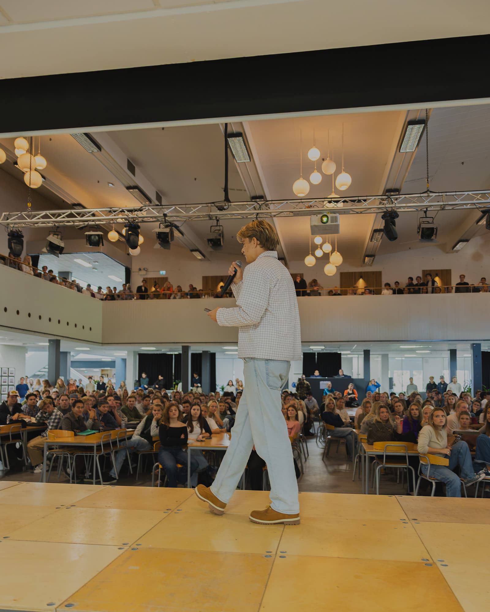 Elias Boisen Bonde på scenen foran en fyldt sal på Rungsted Gymnasium