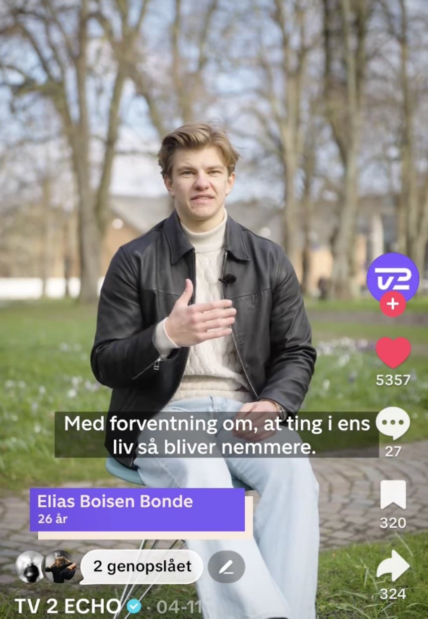Elias Boisen Bonde interviewet udendørs i en park til TV 2 Echo