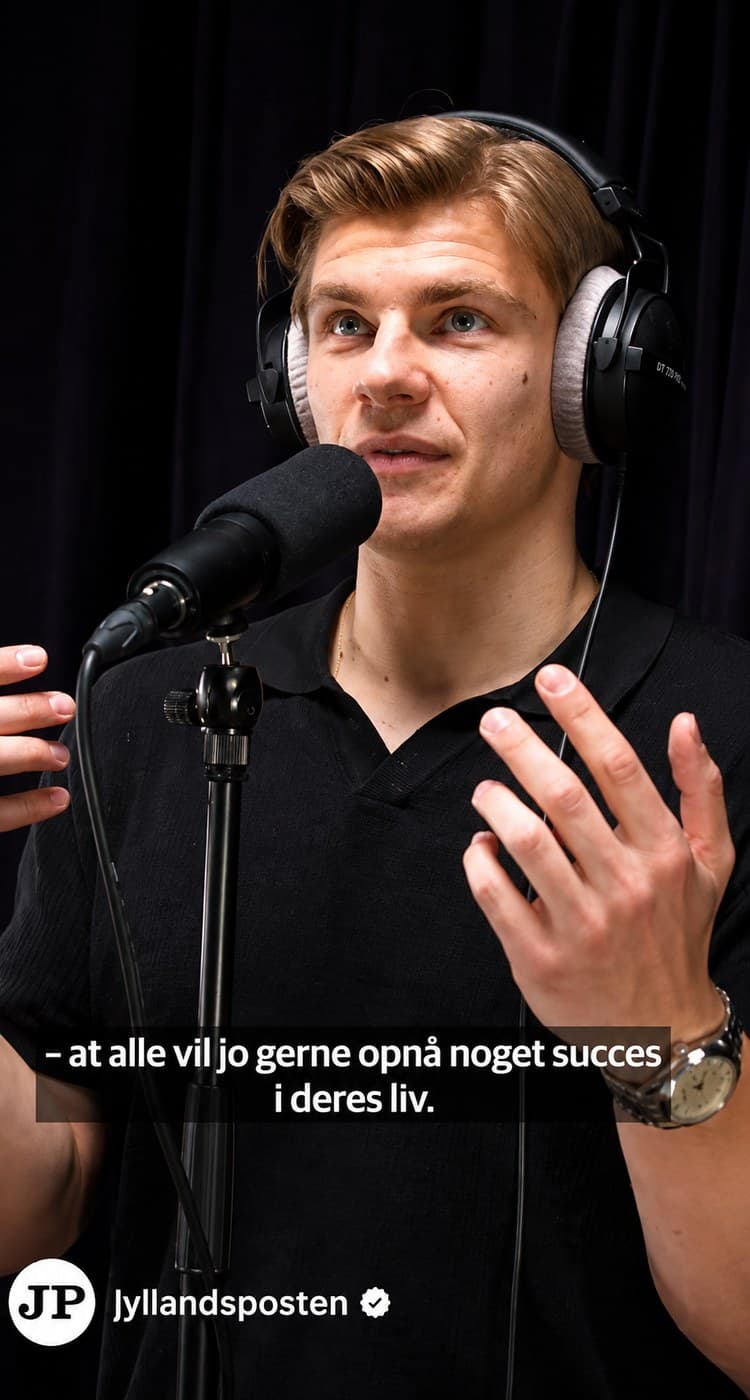 Elias Boisen Bonde taler ind i en mikrofon under en podcastoptagelse hos Jyllands-Posten