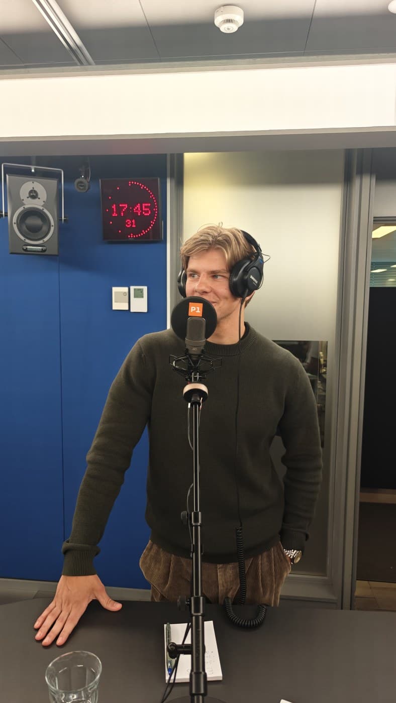 Elias Boisen Bonde med høretelefoner foran mikrofonen i P1's studie