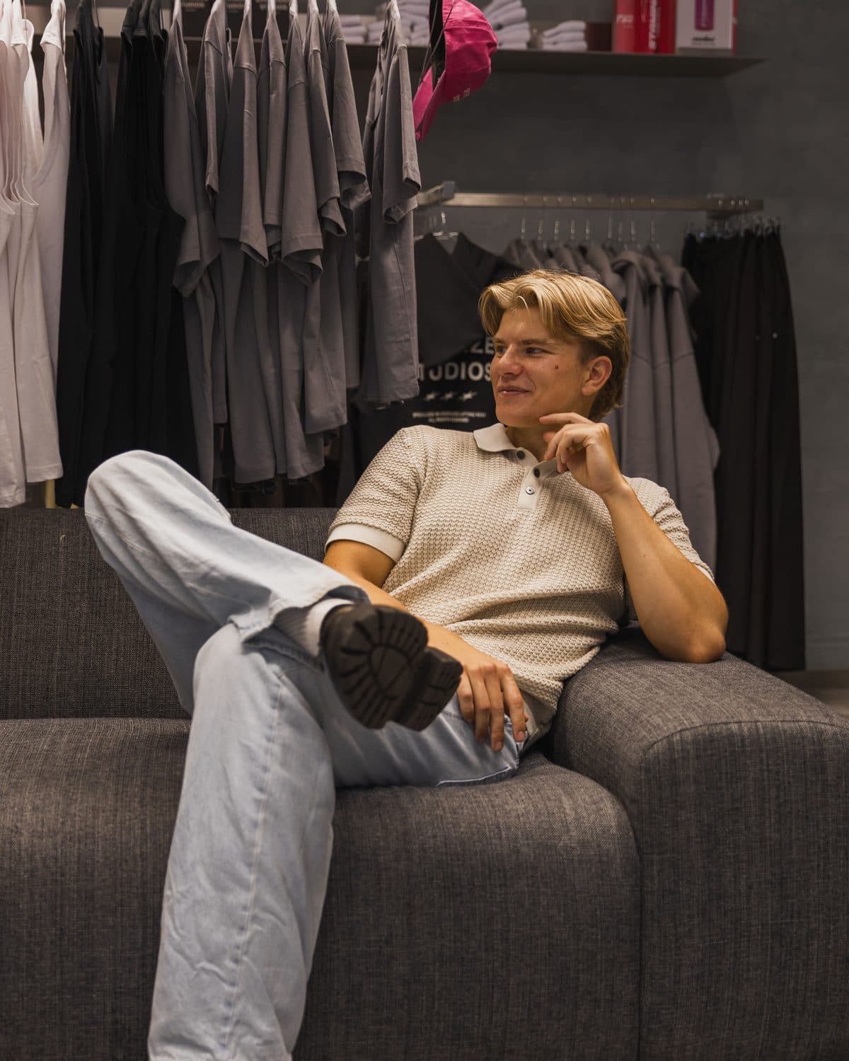 Elias Boisen Bonde sidder afslappet i en sofa